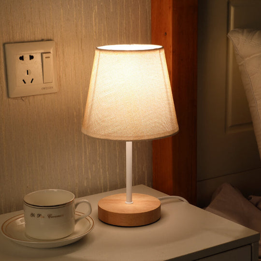 GlowForm | Nordische Vintage Stoffkegel Tischlampe aus Massivholz mit LED