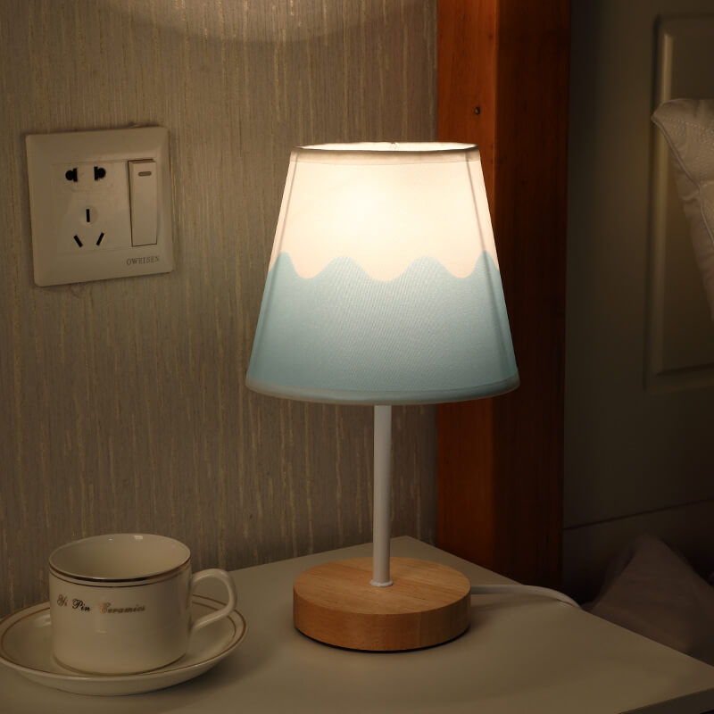 GlowForm | Nordische Vintage Stoffkegel Tischlampe aus Massivholz mit LED
