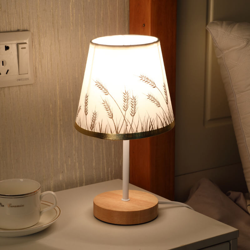 GlowForm | Nordische Vintage Stoffkegel Tischlampe aus Massivholz mit LED