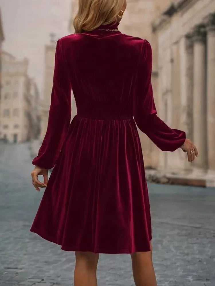 Valisse | Samtkleid mit Rollkragen – Elegant & Figurbetont
