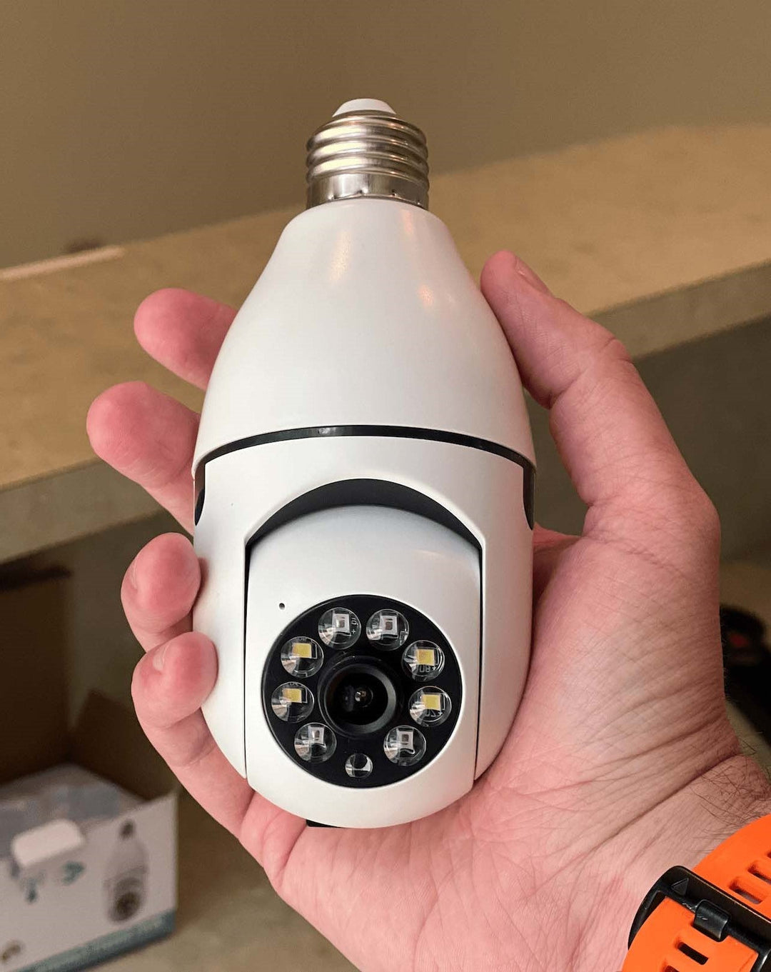 SecureLight | Intelligente 360°-Überwachungskamera im Glühbirnenformat1