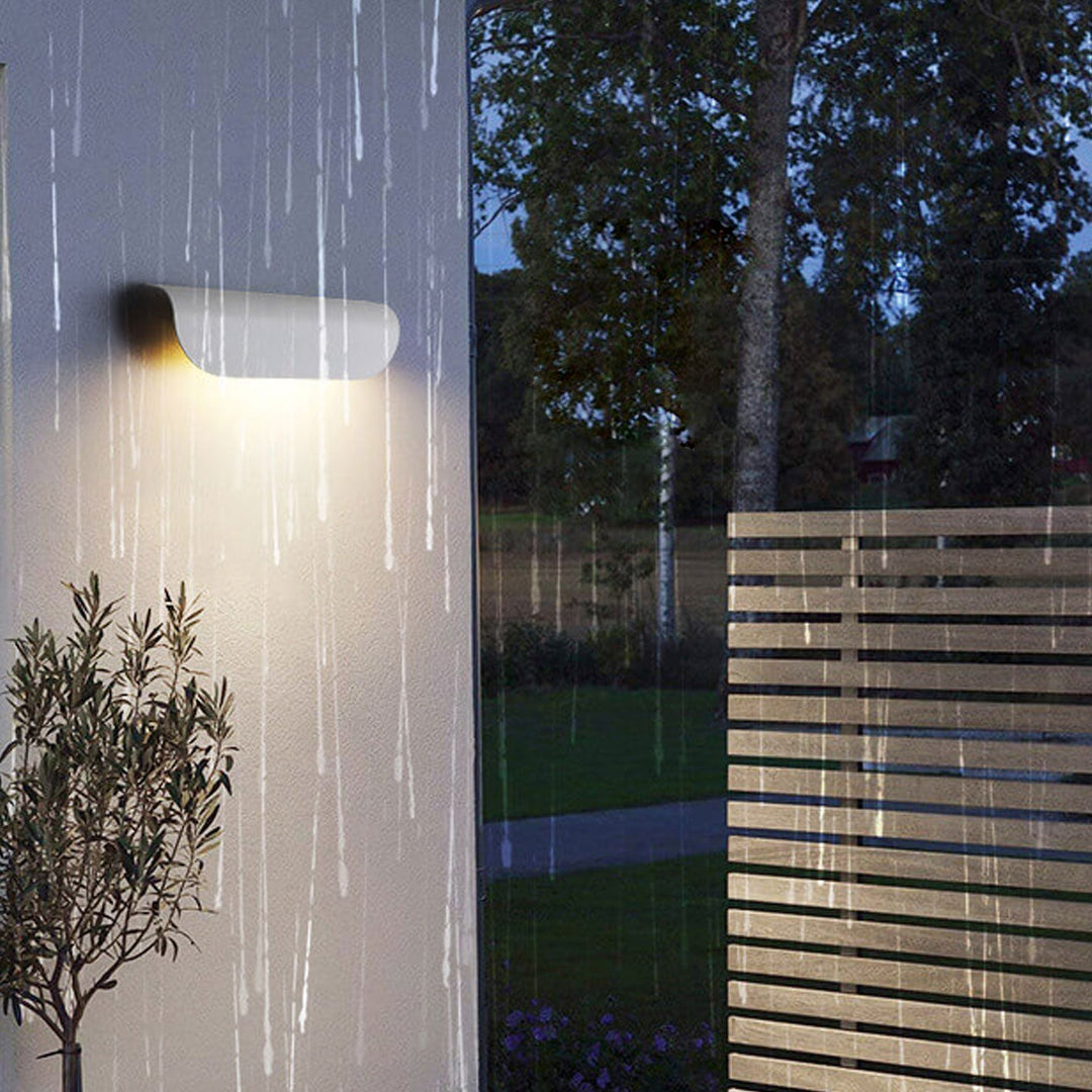 AquaBend | Wetterfeste, geschwungene LED-Außenlampe Weiß Warmes Licht (3000K) 220V-240V für UK AU Decorique.de