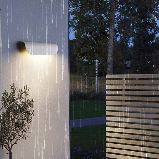 AquaBend | Wetterfeste, geschwungene LED-Außenlampe Weiß Warmes Licht (3000K) 220V-240V für UK AU Decorique.de