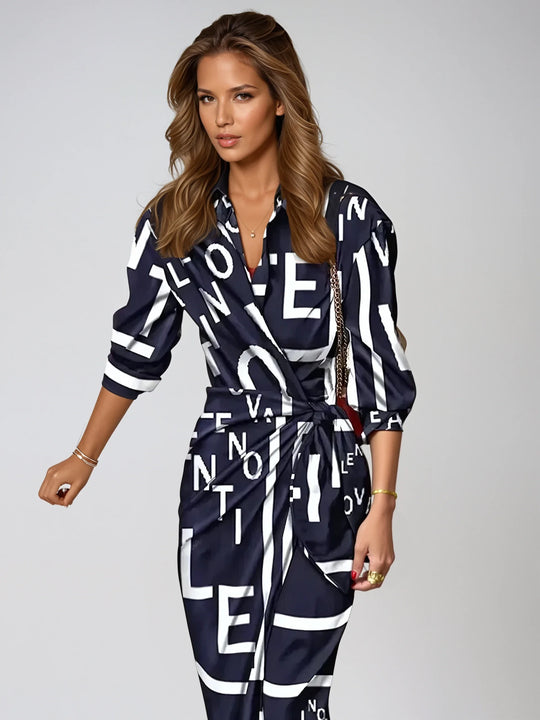 Arah | Damenkleid – Farbintensiv & Sommerleicht Marineblaue Buchstaben Decorique.de