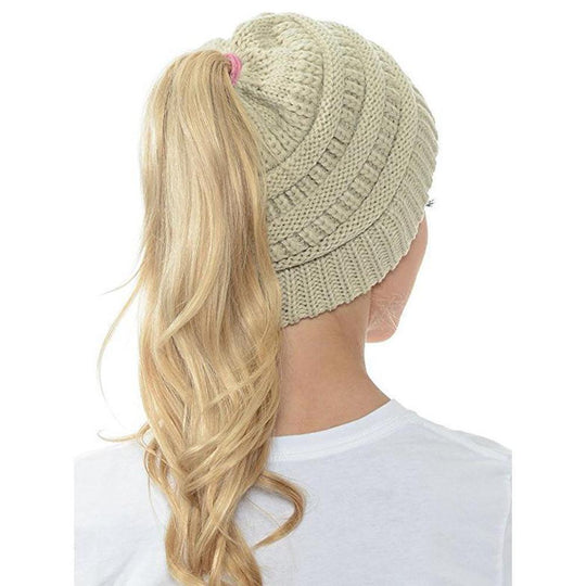 AuraKnit | Pferdeschwanz-Mütze – Weicher Strick-Beanie Beige Decorique.de
