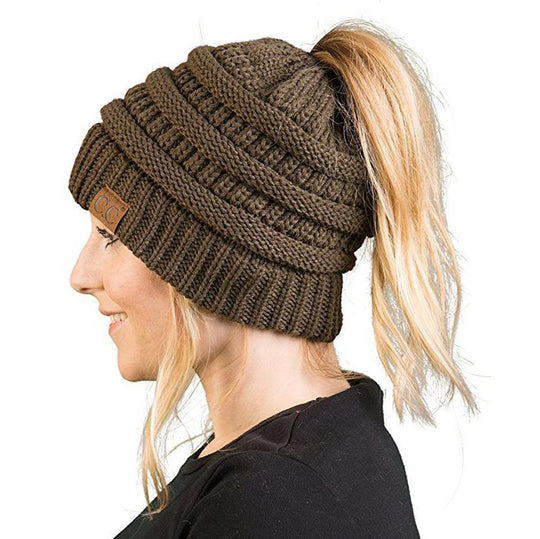 AuraKnit | Pferdeschwanz-Mütze – Weicher Strick-Beanie Braun Decorique.de