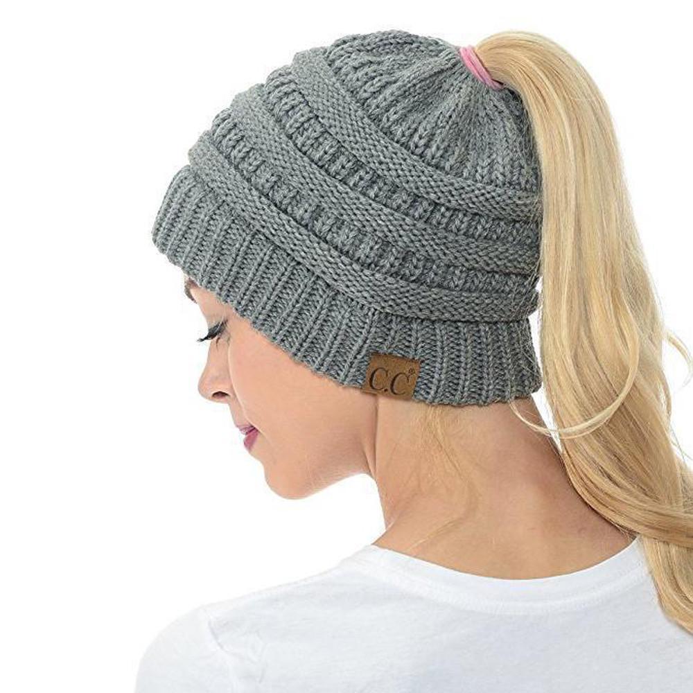 AuraKnit | Pferdeschwanz-Mütze – Weicher Strick-Beanie Dunkelgrau Decorique.de