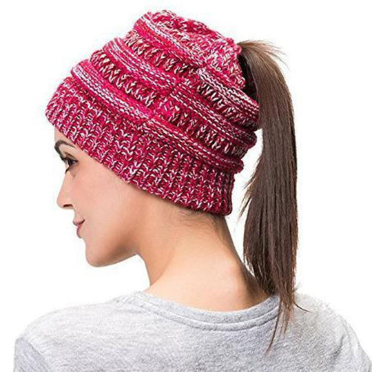 AuraKnit | Pferdeschwanz-Mütze – Weicher Strick-Beanie Roter Konfetti Decorique.de