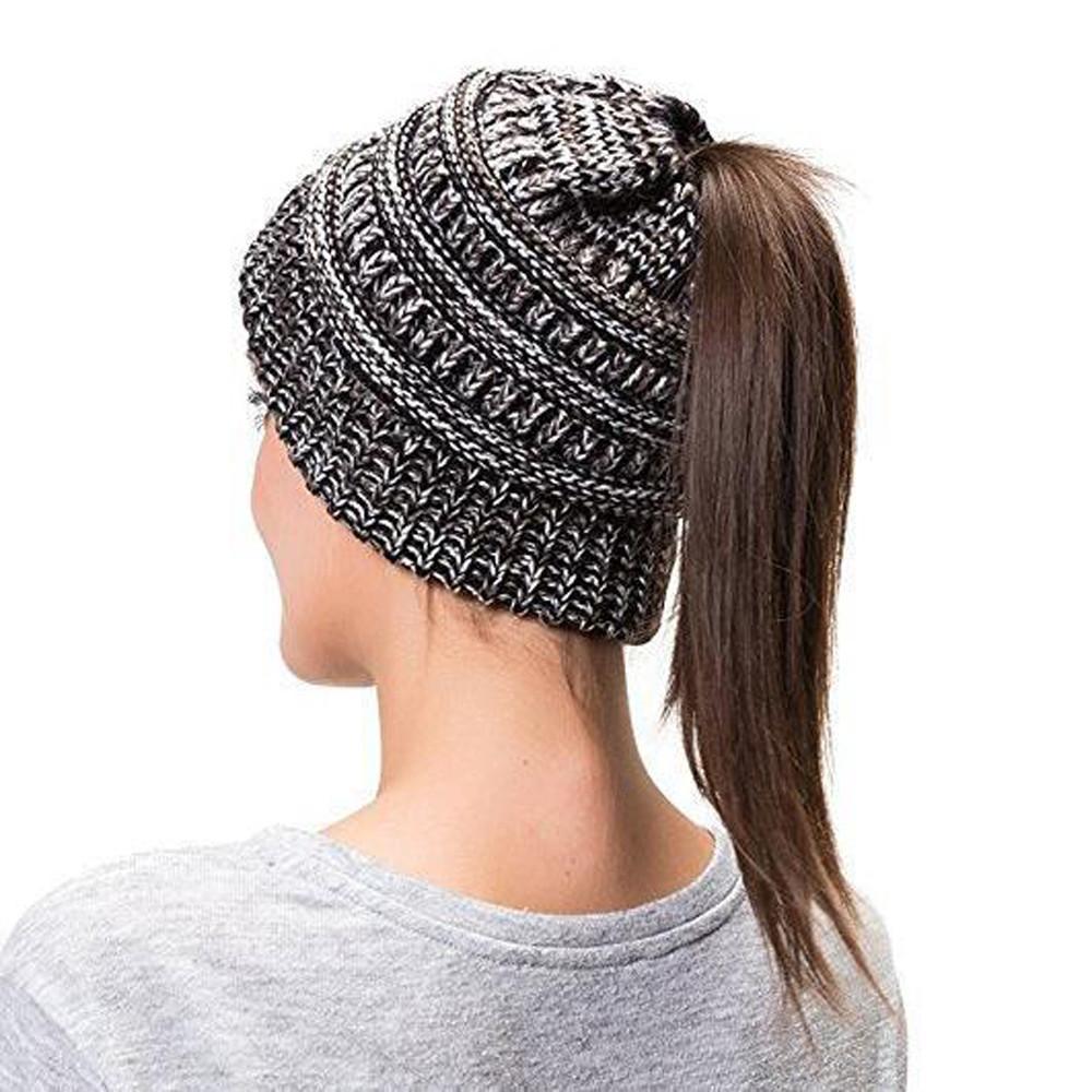 AuraKnit | Pferdeschwanz-Mütze – Weicher Strick-Beanie Schwarz & Weiß Decorique.de