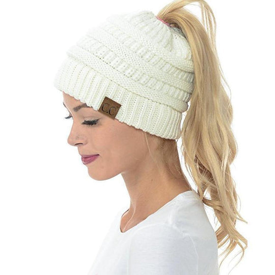 AuraKnit | Pferdeschwanz-Mütze – Weicher Strick-Beanie Weiß Decorique.de