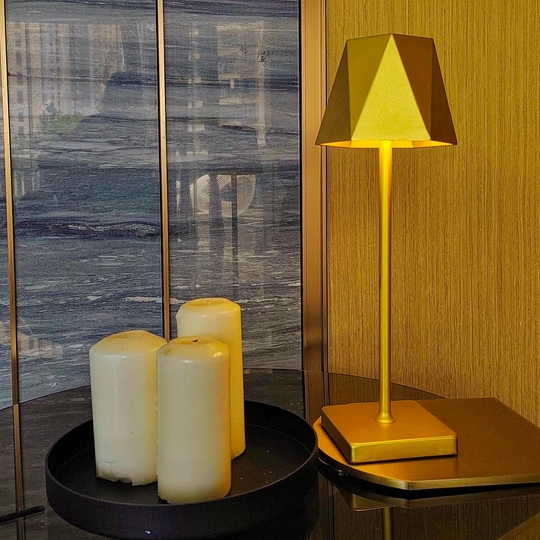 BrightEase | Leichte Kabellose Schreibtischlampe Gold Decorique.de