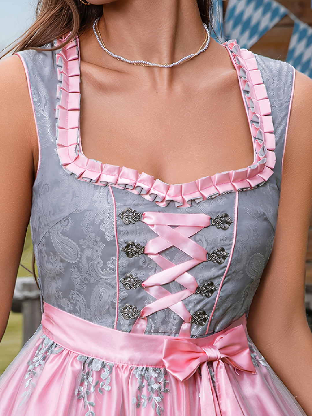 Festglanz | Jacquard-Dirndlkleid mit bestickter Schürze