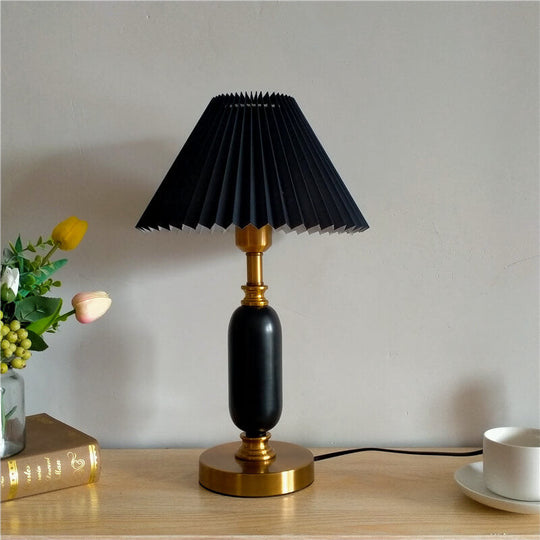 ColuShine | Retro Säulenlampe mit Plisseeschirm 230V Schwarze Falten + Schwarze Basis Decorique.de