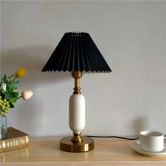 ColuShine | Retro Säulenlampe mit Plisseeschirm 230V Schwarze Falten + Weiße Basis Decorique.de