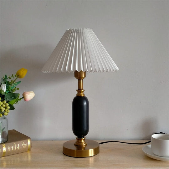 ColuShine | Retro Säulenlampe mit Plisseeschirm 230V Weiße Falten + Schwarze Basis Decorique.de