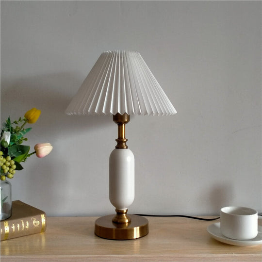 ColuShine | Retro Säulenlampe mit Plisseeschirm 230V Weiße Falten + Weiße Basis Decorique.de