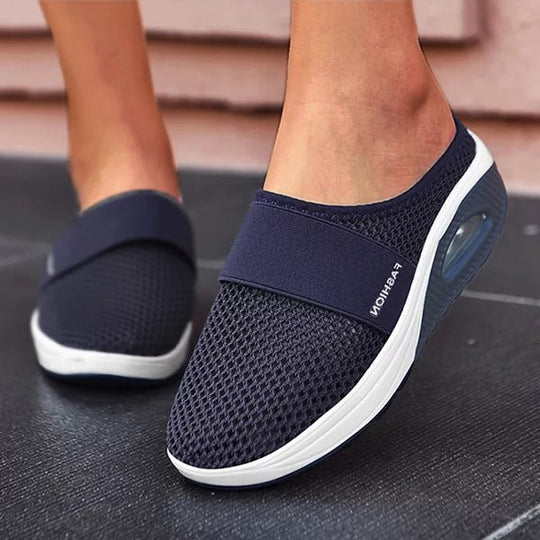 ComfyWedge | Orthopädische Keilabsatz-Hausschuhe Dunkelblau Decorique.de