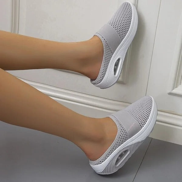 ComfyWedge | Orthopädische Keilabsatz-Hausschuhe Hellgrau Decorique.de