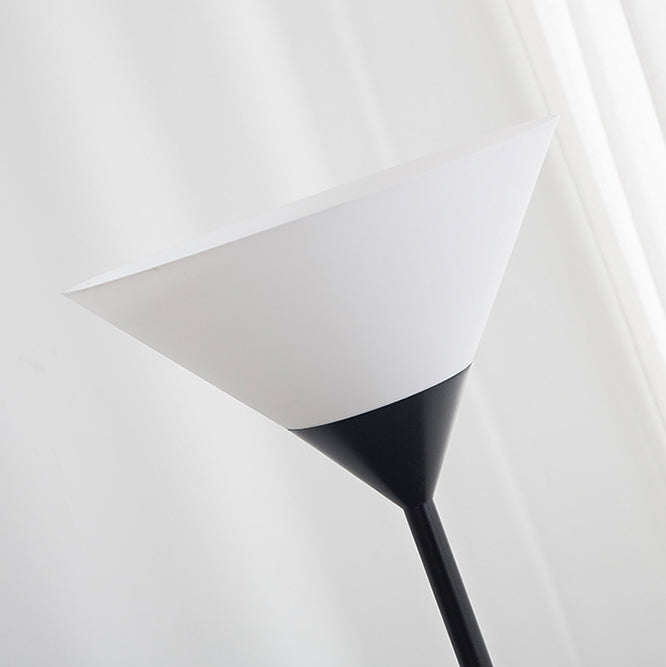 ConeLume | Kreative Minimalistische Kegel-Schirm 1-Licht Stehlampe Decorique.de