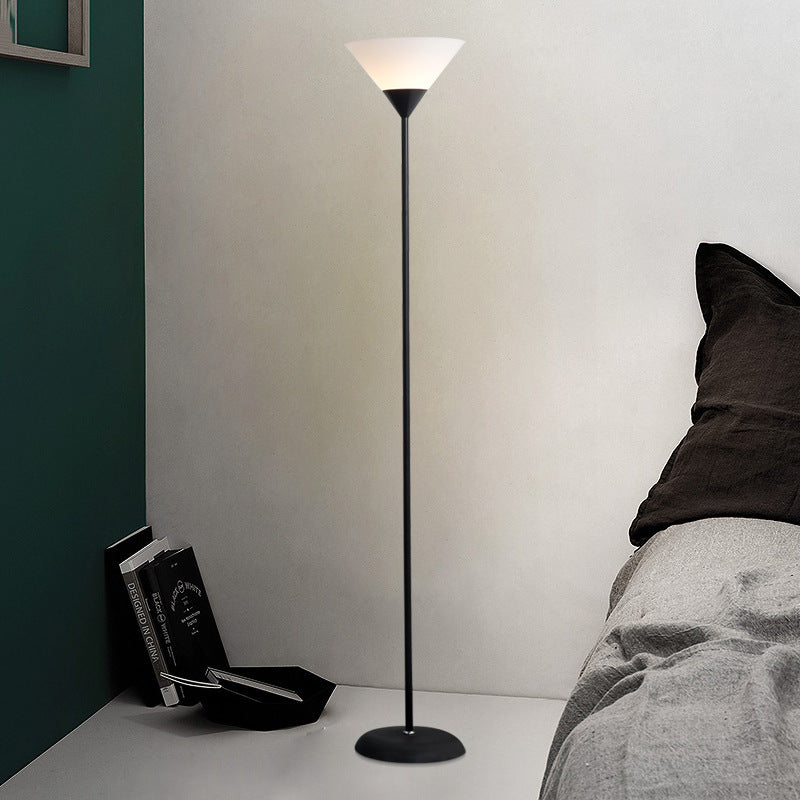 ConeLume | Kreative Minimalistische Kegel-Schirm 1-Licht Stehlampe Schwarz 230V Decorique.de