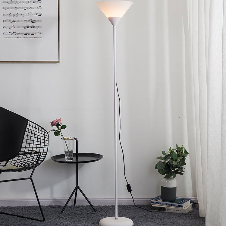 ConeLume | Kreative Minimalistische Kegel-Schirm 1-Licht Stehlampe Weiß 230V Decorique.de