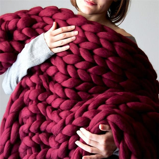CozyKnit | Chunky Strickdecke – Handgefertigt & Luxuriös Weinrot 80x100cm Decorique.de