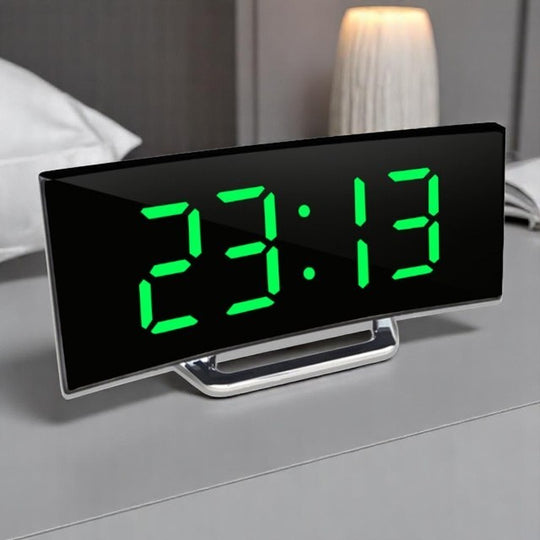 CurveClock | Gebogener LED-Wecker mit automatischer Dimmfunktion & Großanzeige Grün Decorique.de