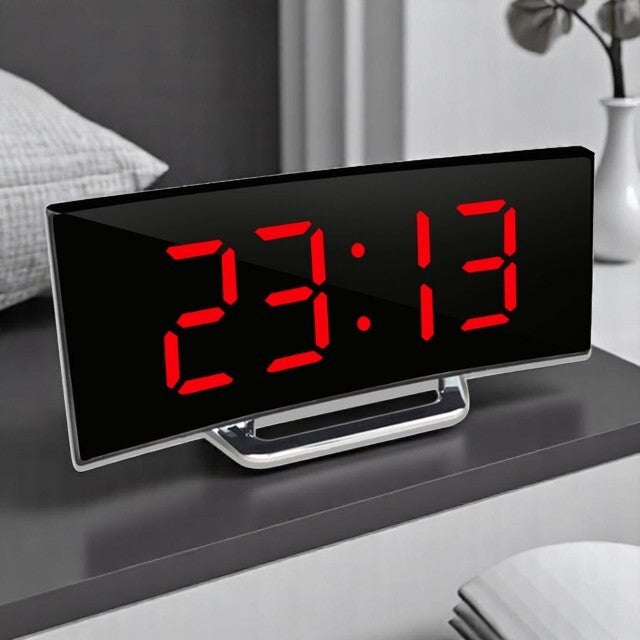 CurveClock | Gebogener LED-Wecker mit automatischer Dimmfunktion & Großanzeige Rot Decorique.de