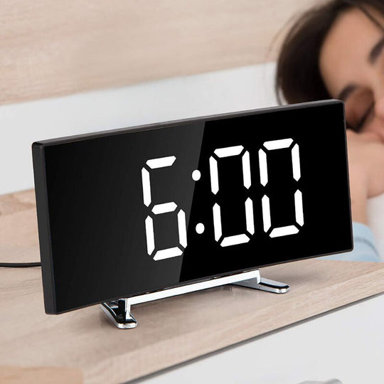 CurveClock | Gebogener LED-Wecker mit automatischer Dimmfunktion & Großanzeige Decorique.de
