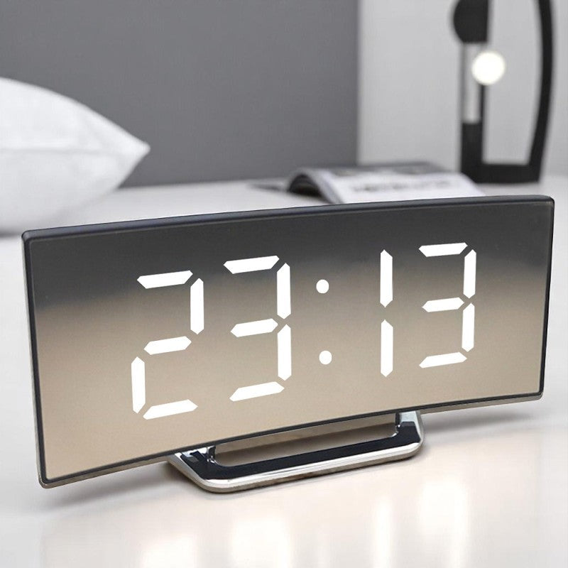 CurveClock | Gebogener LED-Wecker mit automatischer Dimmfunktion & Großanzeige Weiß Decorique.de