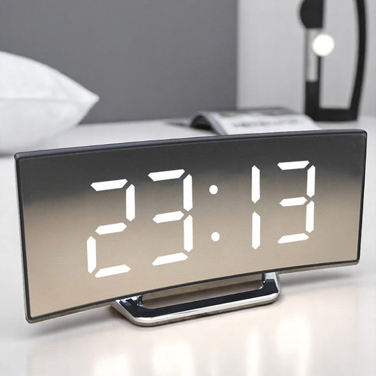 CurveClock | Gebogener LED-Wecker mit automatischer Dimmfunktion & Großanzeige Weiß Decorique.de