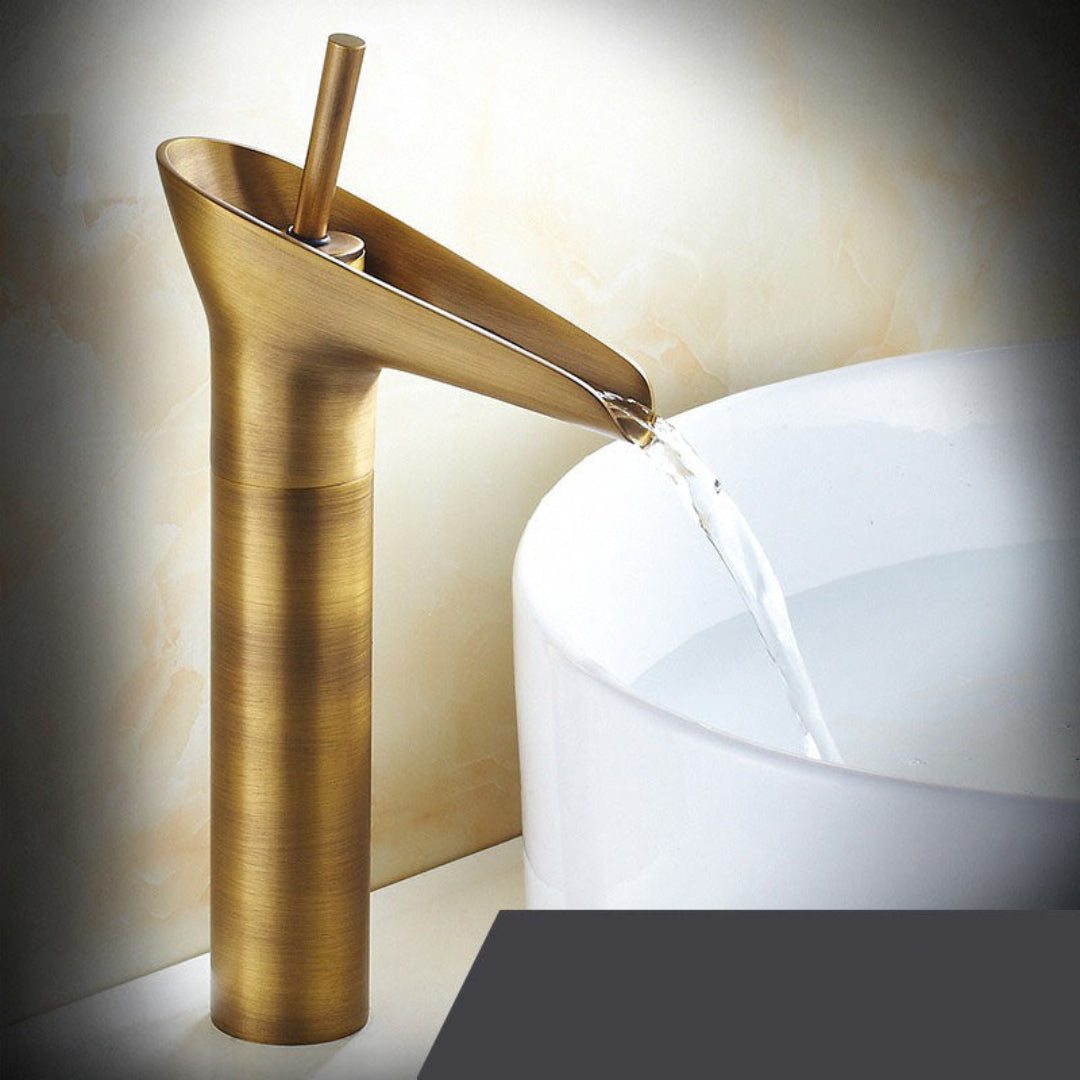 ElegantFlow | Luxuriöser Wasserhahn mit Wasserfall Antik Hoch Decorique.de