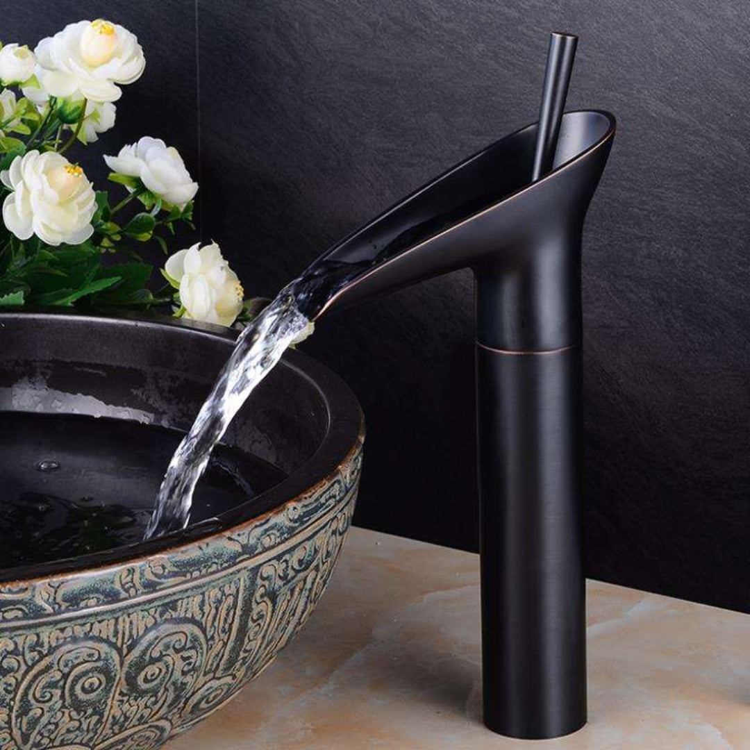 ElegantFlow | Luxuriöser Wasserhahn mit Wasserfall Decorique.de