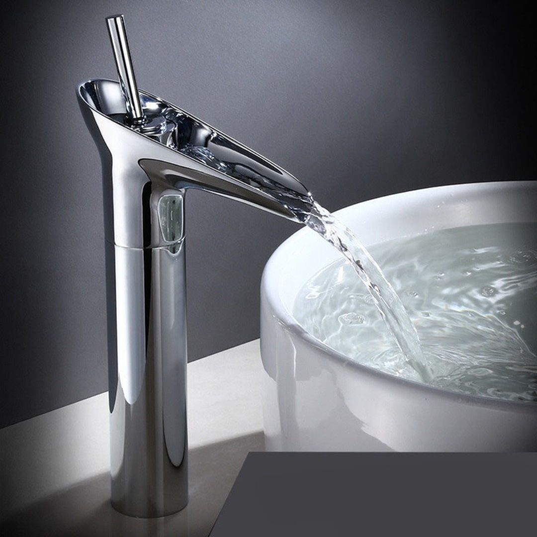 ElegantFlow | Luxuriöser Wasserhahn mit Wasserfall Chrom Hoch Decorique.de