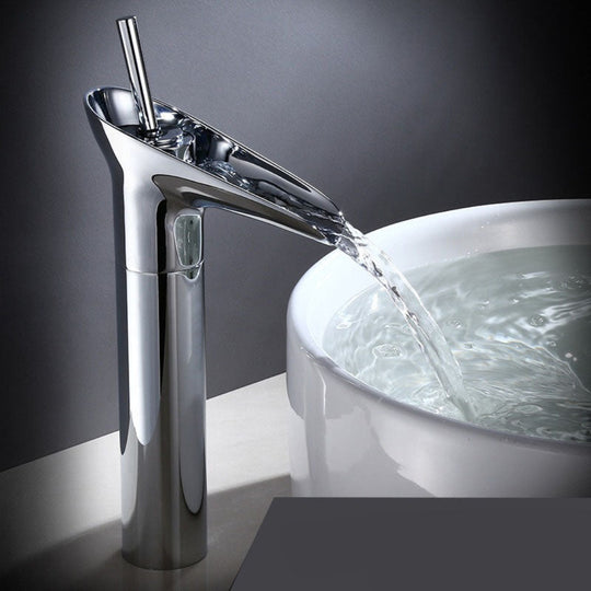 ElegantFlow | Luxuriöser Wasserhahn mit Wasserfall Chrom Hoch Decorique.de