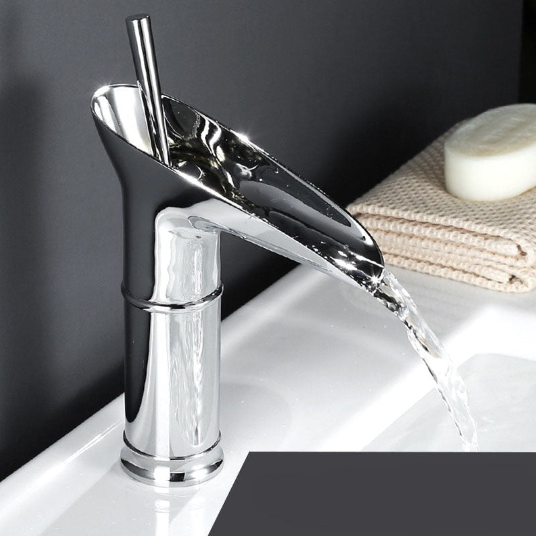 ElegantFlow | Luxuriöser Wasserhahn mit Wasserfall Chrom Kurz Decorique.de