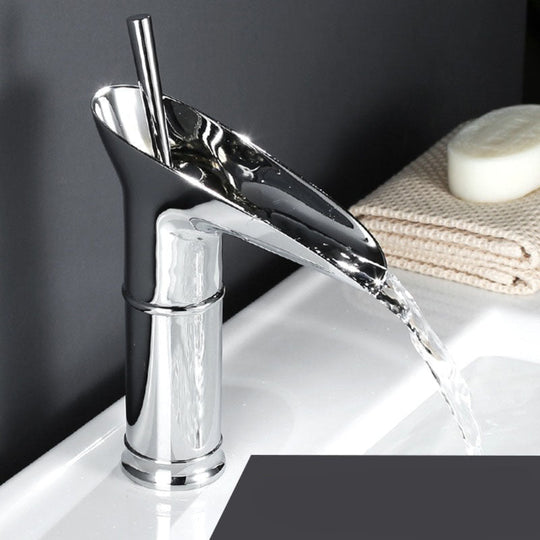 ElegantFlow | Luxuriöser Wasserhahn mit Wasserfall Chrom Kurz Decorique.de