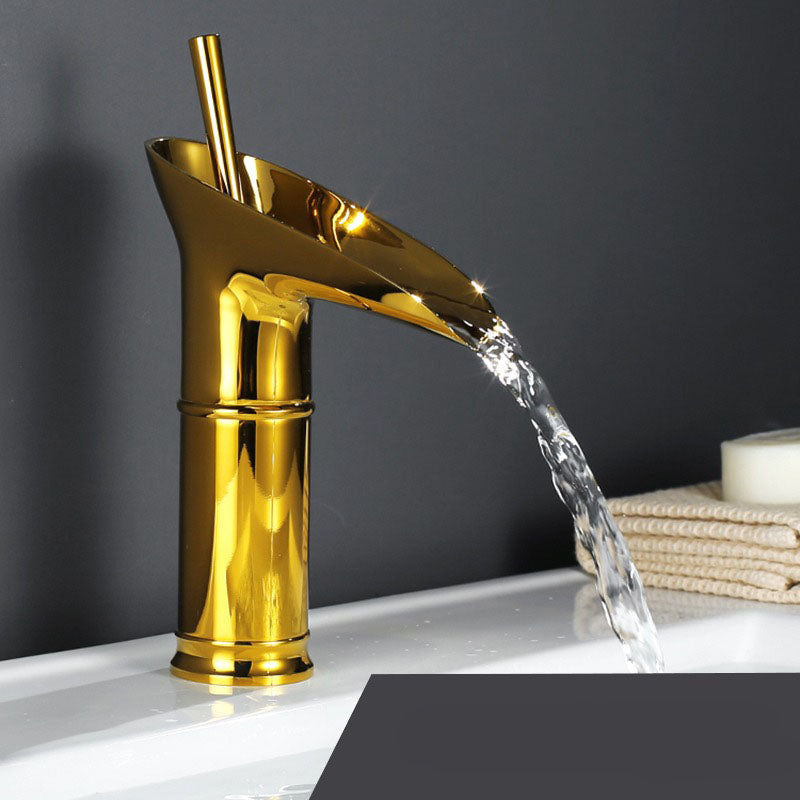 ElegantFlow | Luxuriöser Wasserhahn mit Wasserfall Gold Kurz Decorique.de