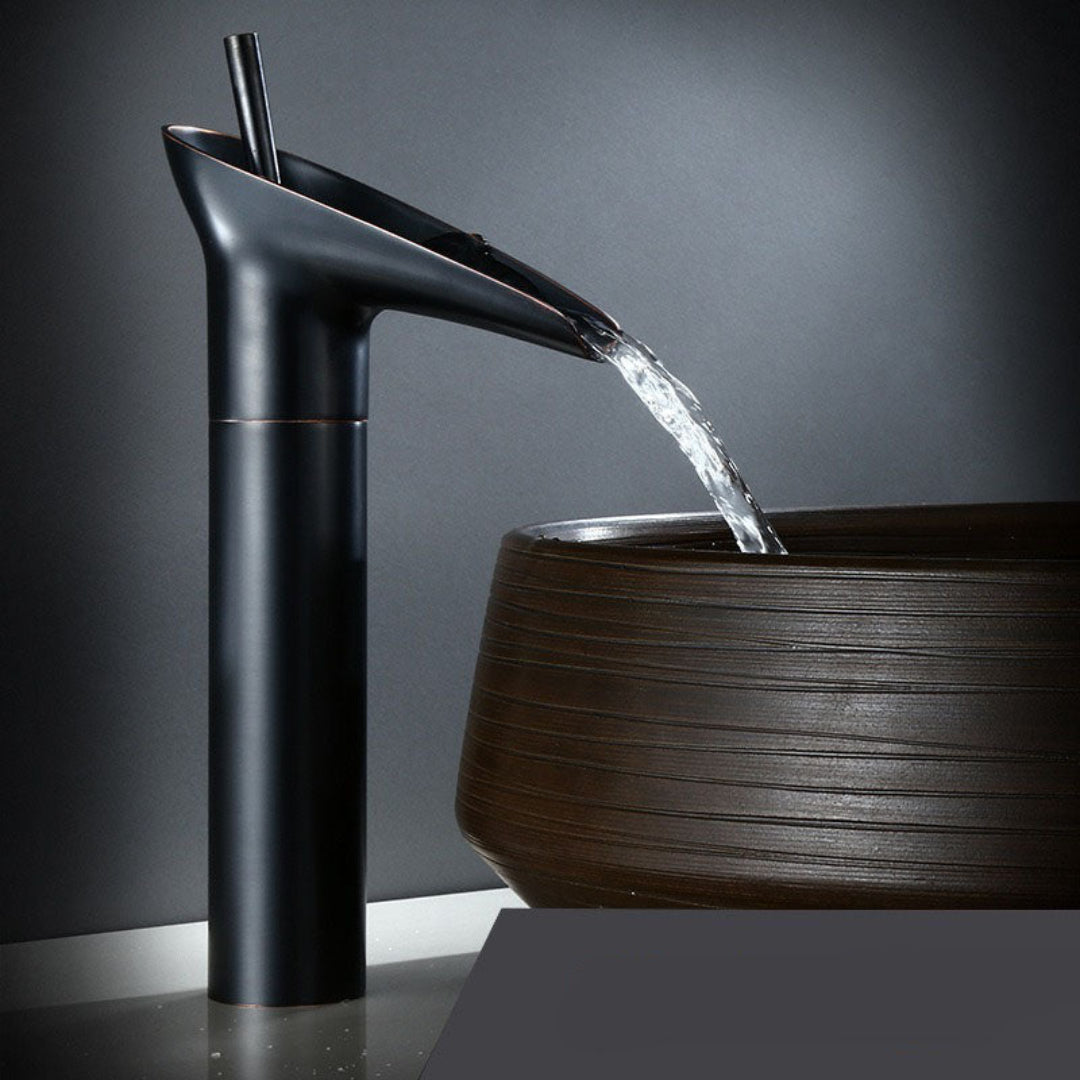 ElegantFlow | Luxuriöser Wasserhahn mit Wasserfall Schwarz Hoch Decorique.de