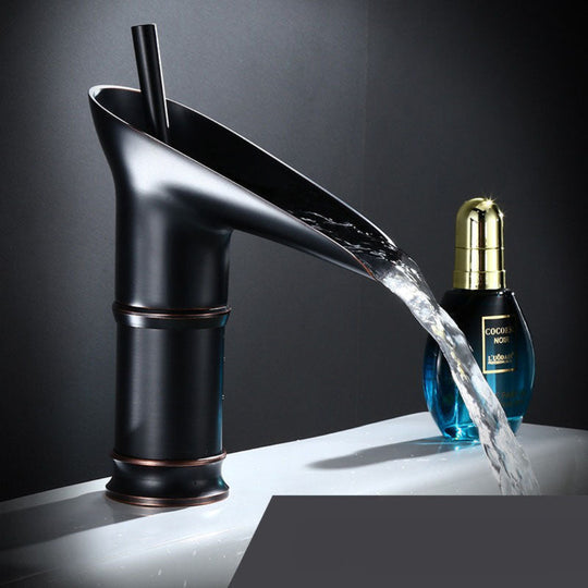 ElegantFlow | Luxuriöser Wasserhahn mit Wasserfall Schwarz Kurz Decorique.de