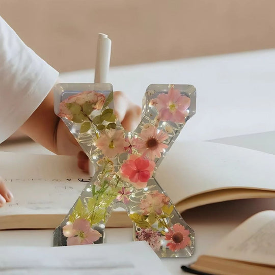 FloraLetter | Harzlampe – Personalisierte Blumenbuchstaben mit Licht Decorique.de