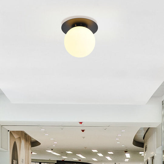 GlasHalo | Runde LED-Halbhängelampe im Modern-Look Schwarz Weißer Schirm 230V Decorique.de