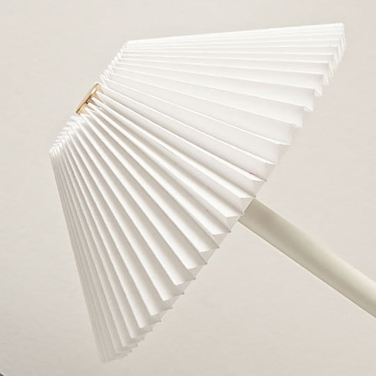 GlowCone | Kegelförmige Stoff-Tischleuchte im Scandi-Stil Decorique.de