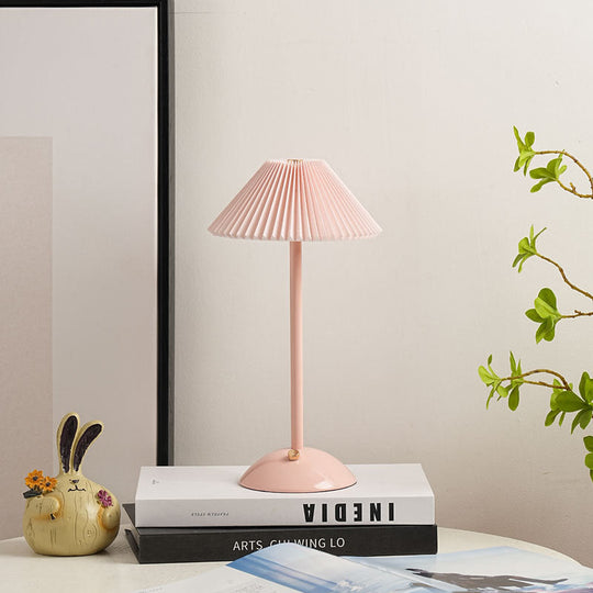 GlowCone | Kegelförmige Stoff-Tischleuchte im Scandi-Stil Rosa Lampenschirm + Rosa Fuß 230V Decorique.de