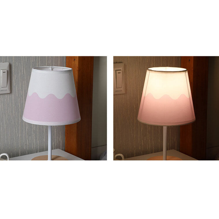 GlowForm | Nordische Vintage Stoffkegel Tischlampe aus Massivholz mit LED Decorique.de