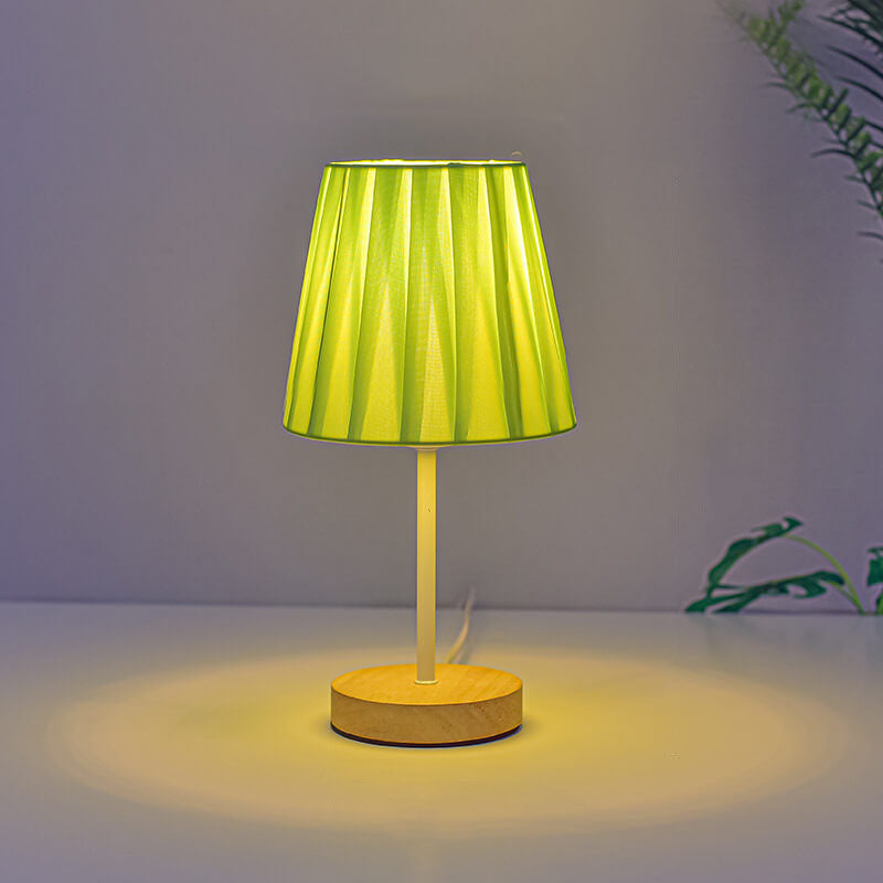 GlowForm | Nordische Vintage Stoffkegel Tischlampe aus Massivholz mit LED Decorique.de