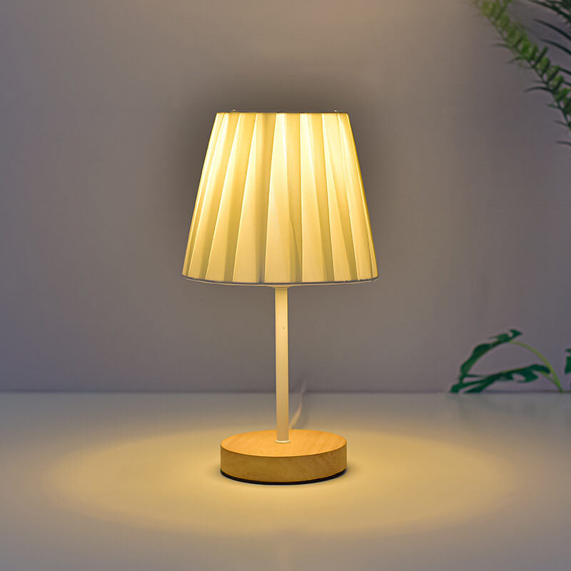 GlowForm | Nordische Vintage Stoffkegel Tischlampe aus Massivholz mit LED Plissiert Decorique.de