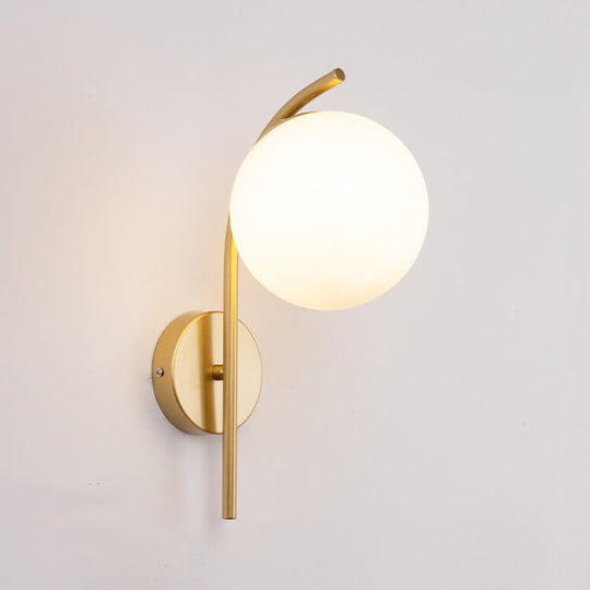 HaloBend | Minimalistische Glaskugel-Wandleuchte Gold Milchweißer Schirm 230V Decorique.de