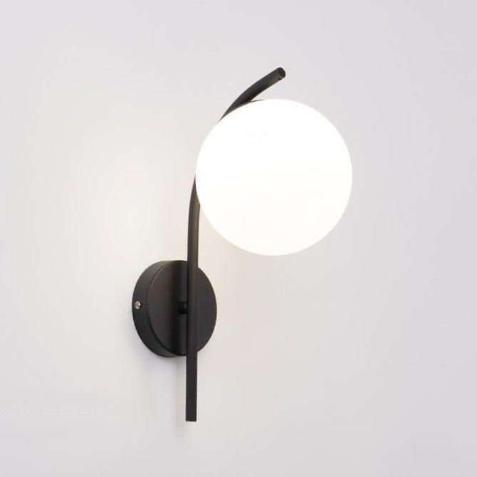 HaloBend | Minimalistische Glaskugel-Wandleuchte Schwarz Milchweißer Schirm 230V Decorique.de