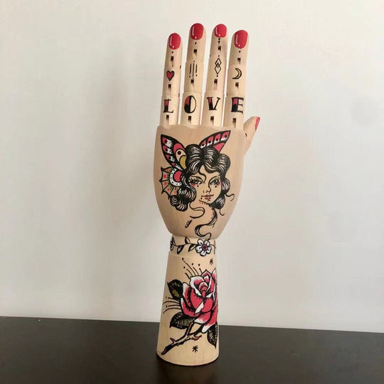 InkLimb | Ausdrucksstarke Tattoo-Deko-Hand Schmetterling Frau Decorique.de